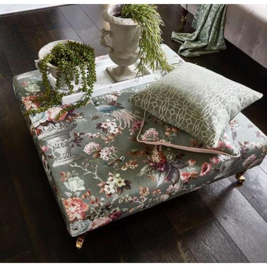 virag madar kaspo mintas szines rozsas novenyes textil karpit butor fuggony szek lakas kastely villa szalloda elegans design.jpg